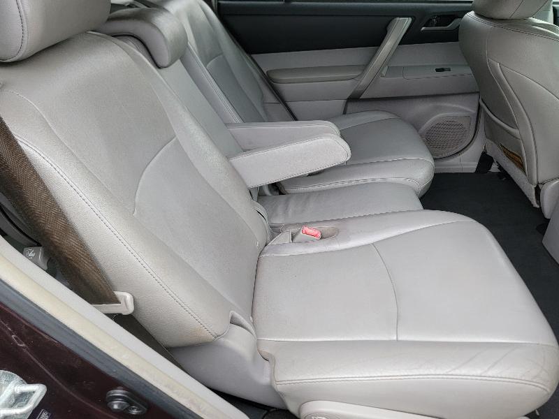 Toyota Highlander Base 2WD V6 2012
