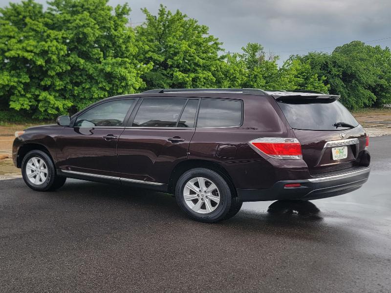 Toyota Highlander Base 2WD V6 2012