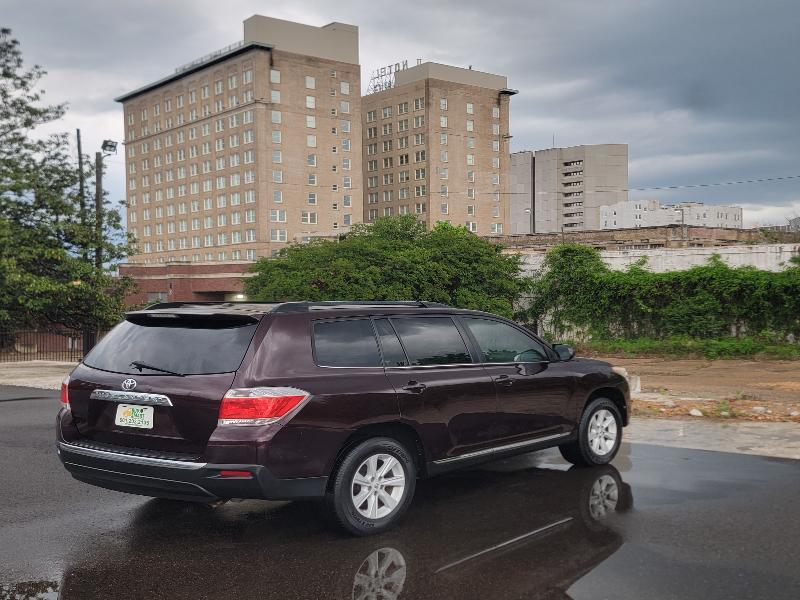 Toyota Highlander Base 2WD V6 2012