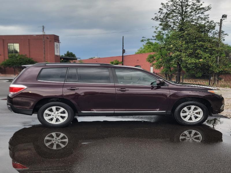 Toyota Highlander Base 2WD V6 2012