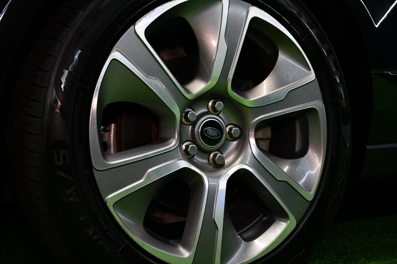 2020 Land Rover Range Rover HSE photo 9