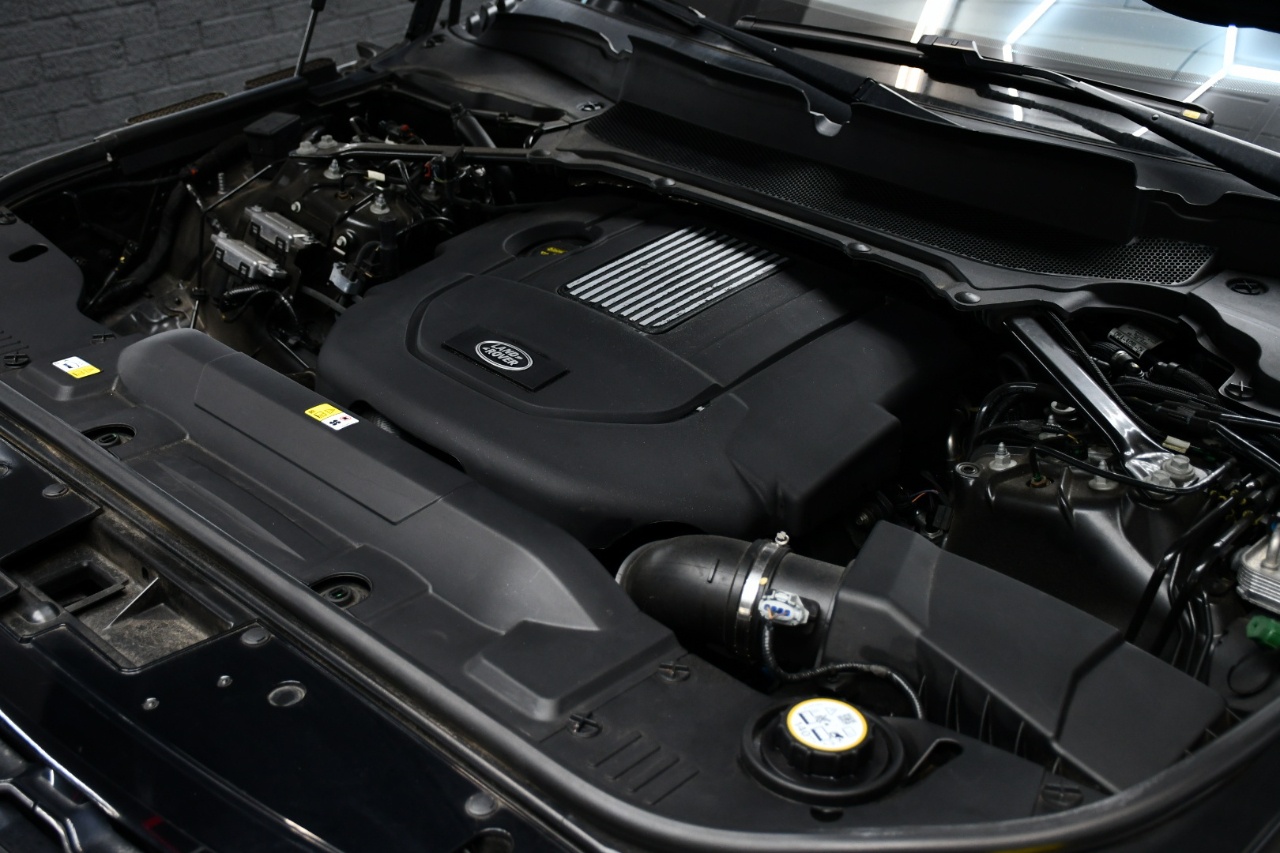 2020 Land Rover Range Rover HSE photo 13