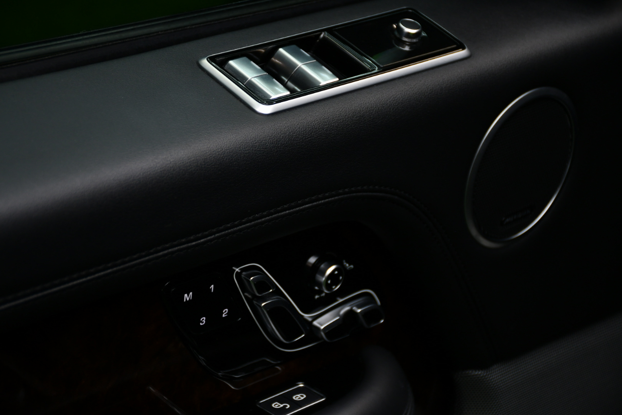 2020 Land Rover Range Rover HSE photo 15