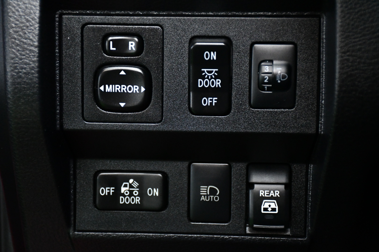 Toyota Tundra Limited 5.7L CrewMax 4WD 2020 Toyota Tundra Limited 5.7L CrewMax 4WD 2020