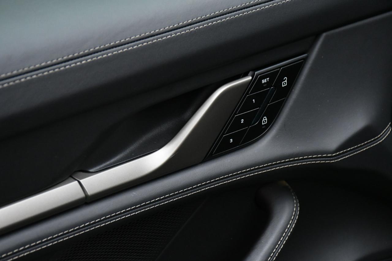 Porsche Taycan Turbo 2025