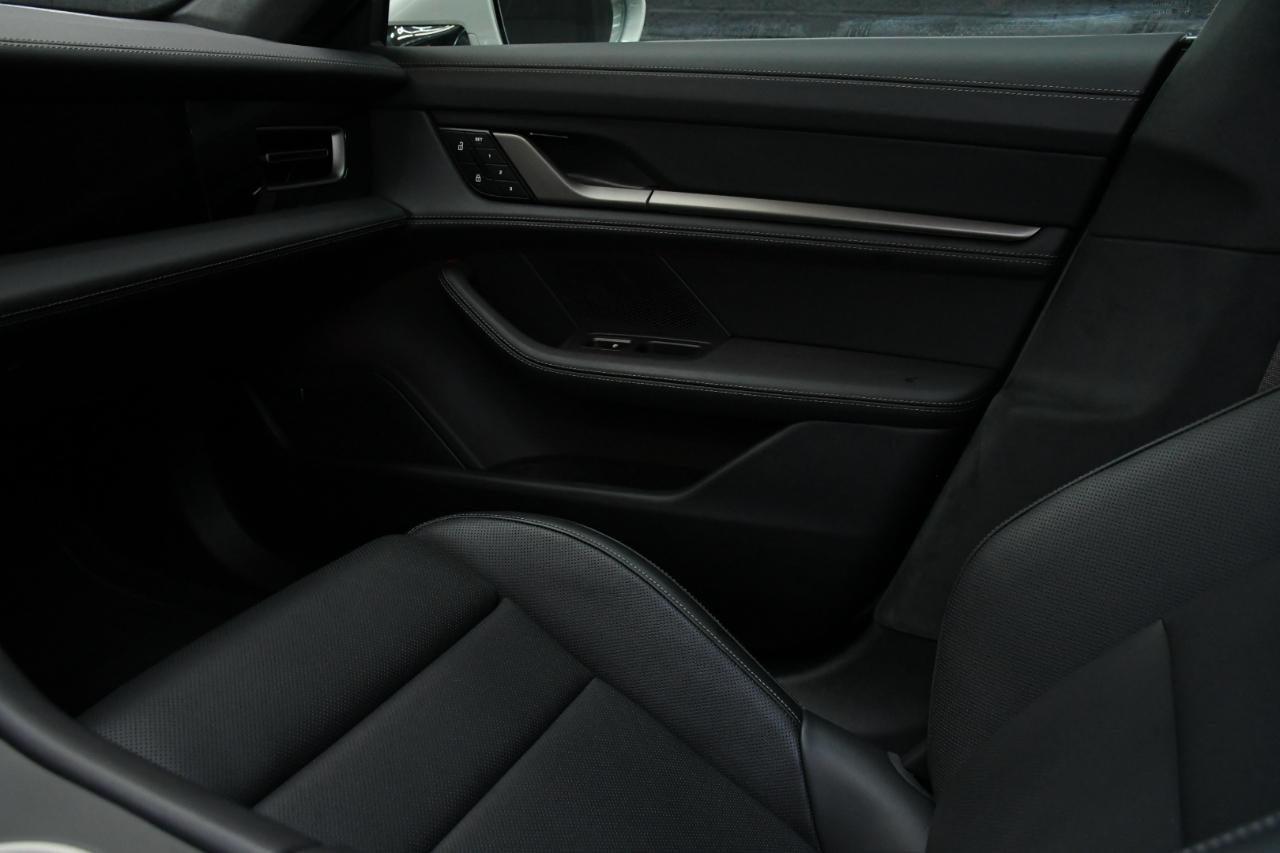 Porsche Taycan Turbo 2025