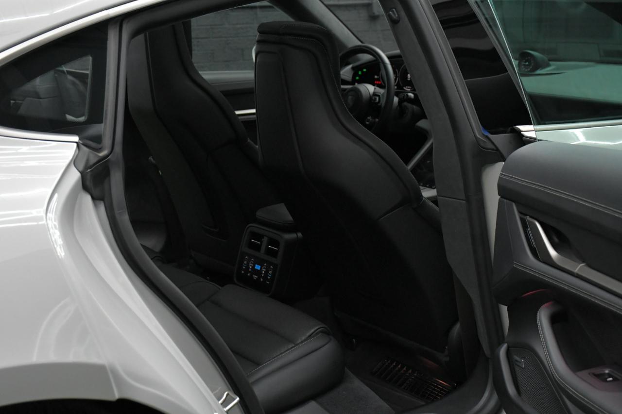 Porsche Taycan Turbo 2025