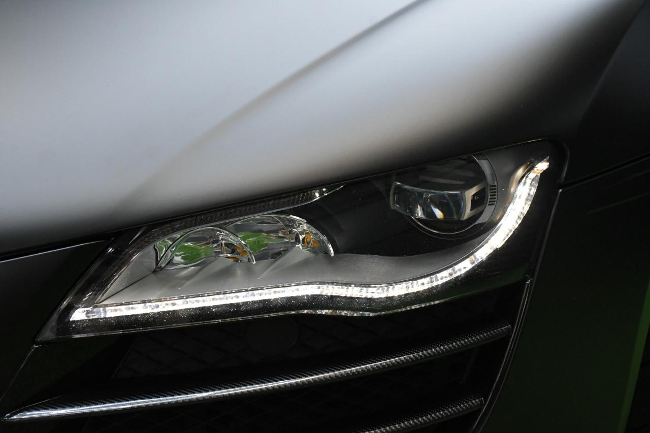 Audi R8 5.2 Coupe quattro with Auto R tronic 2010