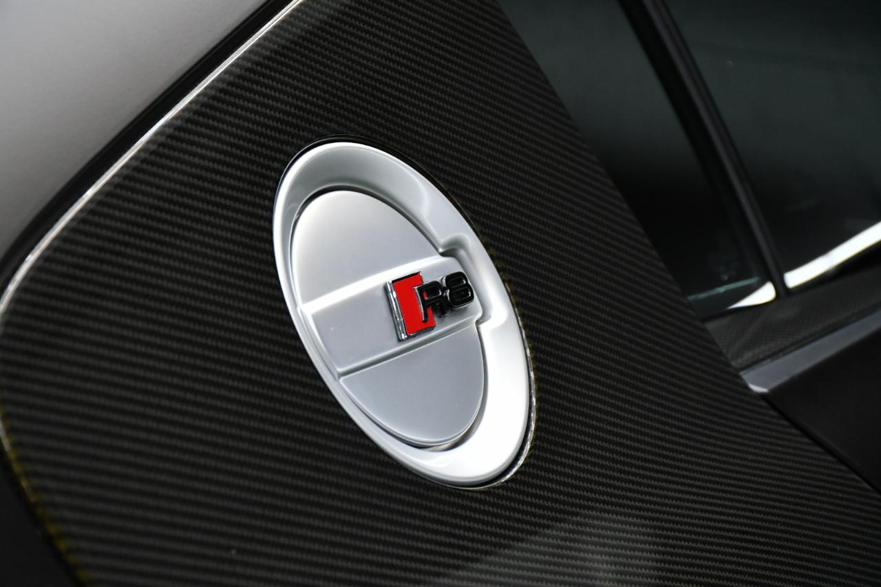 Audi R8 5.2 Coupe quattro with Auto R tronic 2010