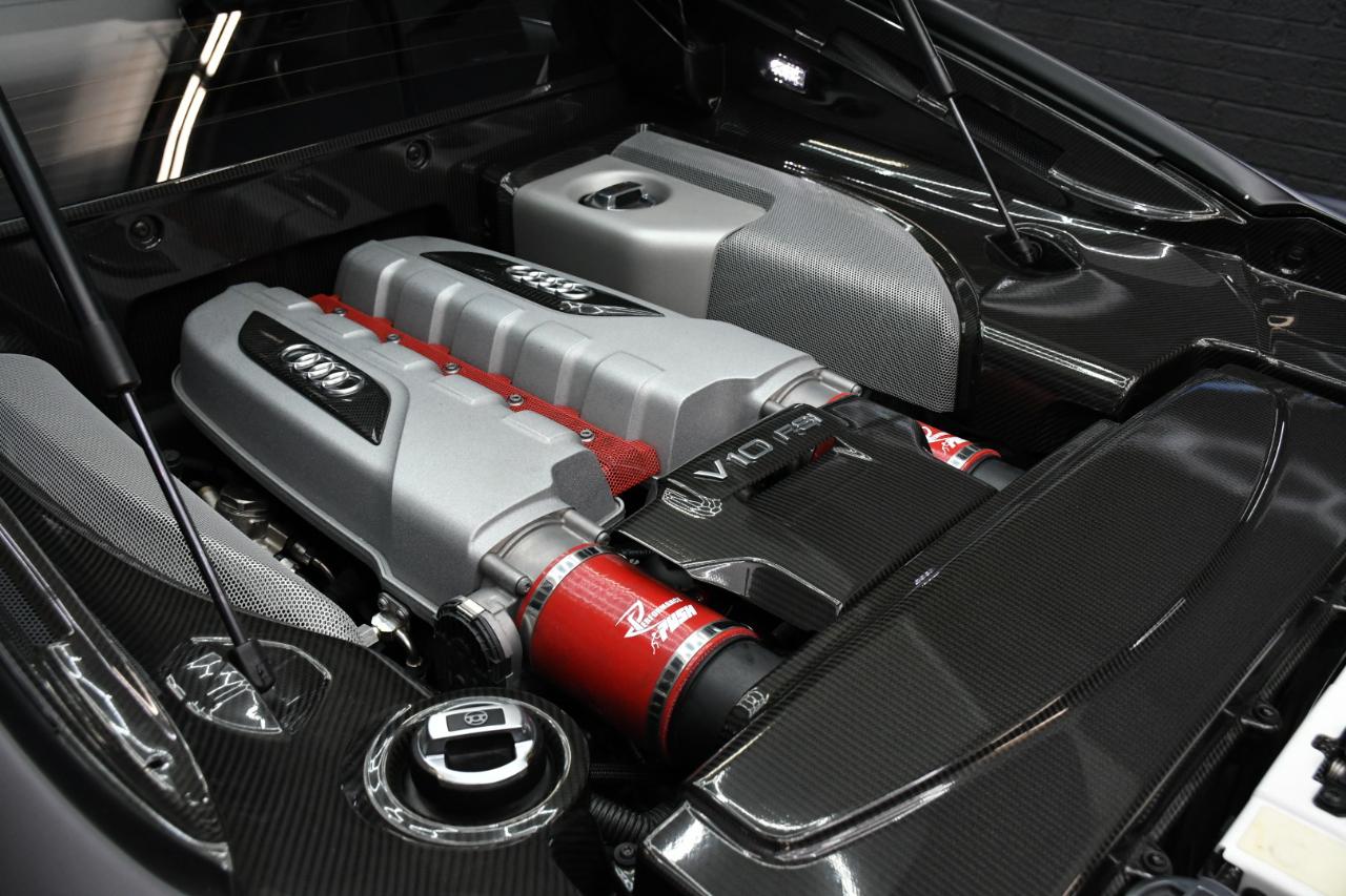 Audi R8 5.2 Coupe quattro with Auto R tronic 2010