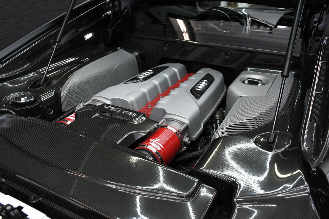 Audi R8 5.2 Coupe quattro with Auto R tronic 2010
