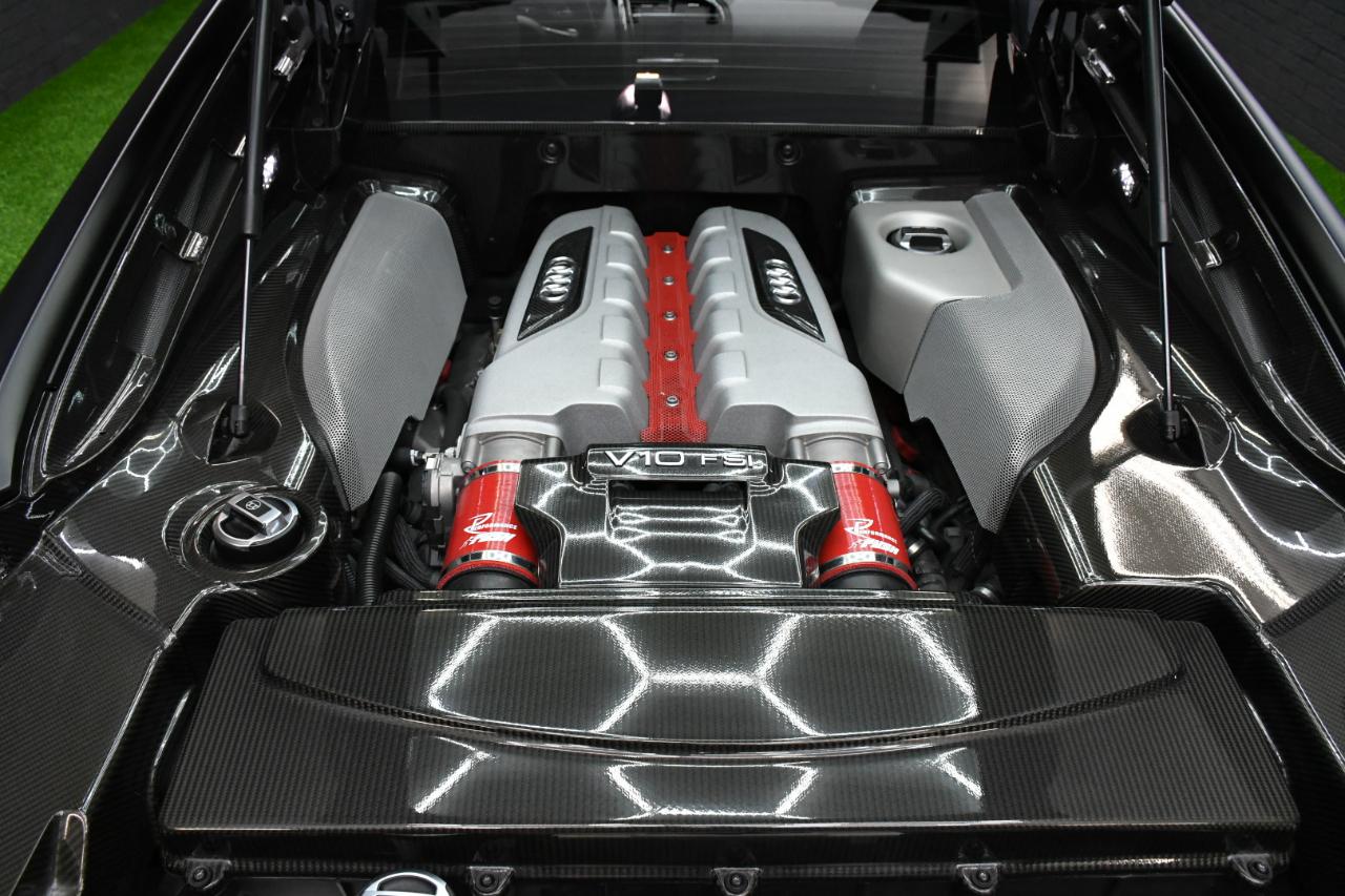 Audi R8 5.2 Coupe quattro with Auto R tronic 2010