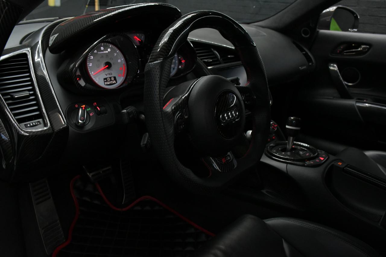 Audi R8 5.2 Coupe quattro with Auto R tronic 2010