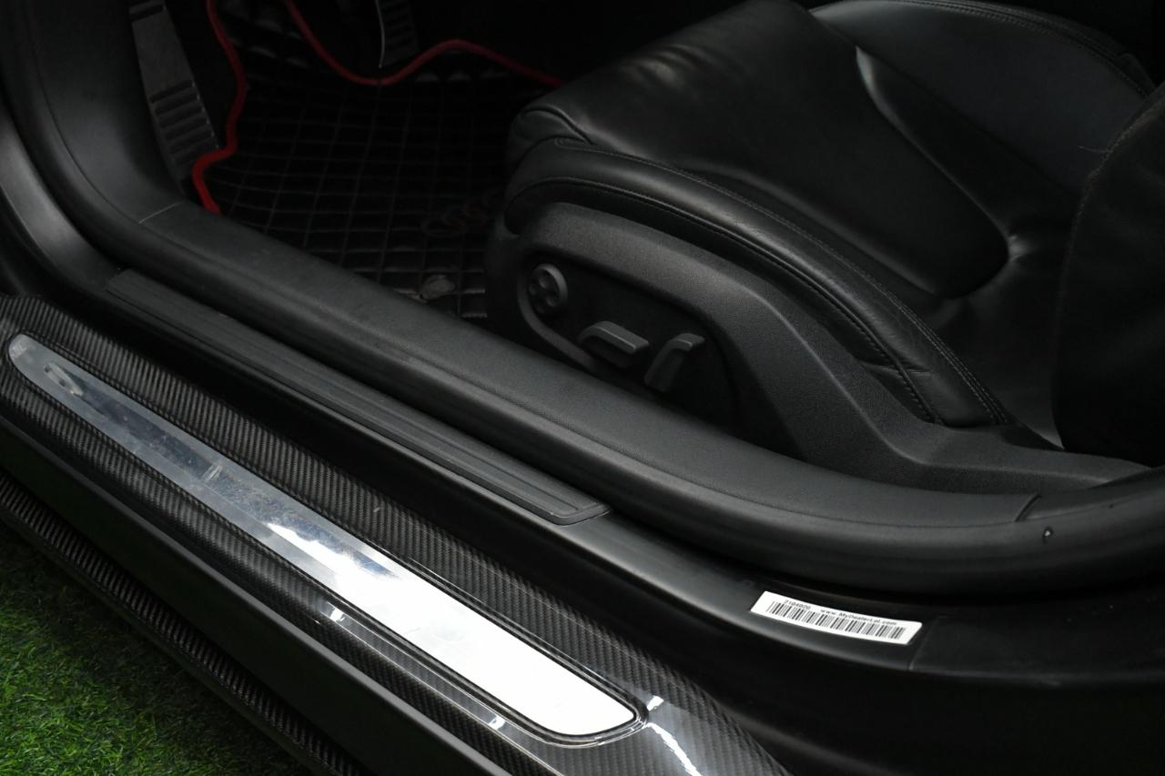 Audi R8 5.2 Coupe quattro with Auto R tronic 2010