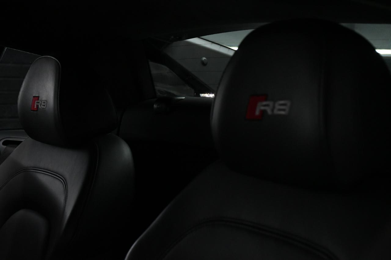 Audi R8 5.2 Coupe quattro with Auto R tronic 2010