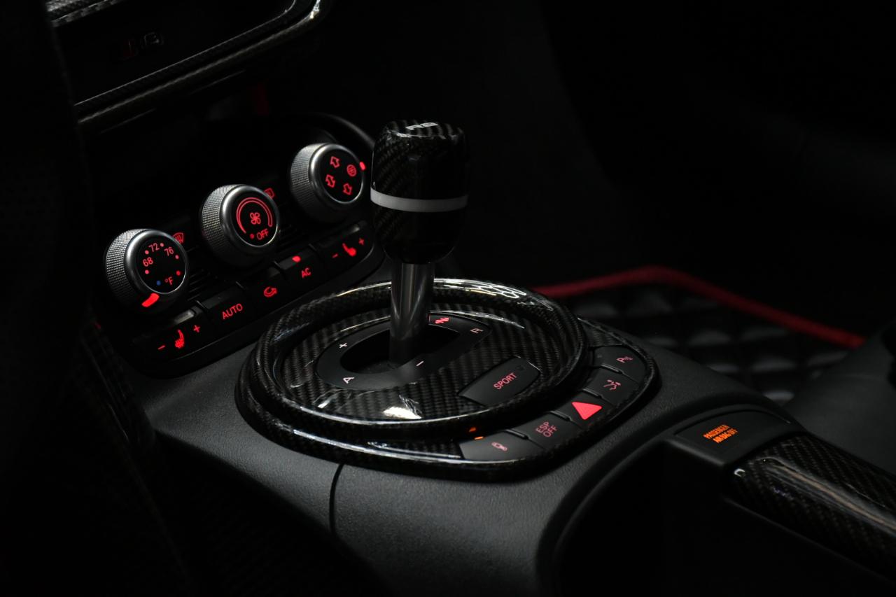 Audi R8 5.2 Coupe quattro with Auto R tronic 2010