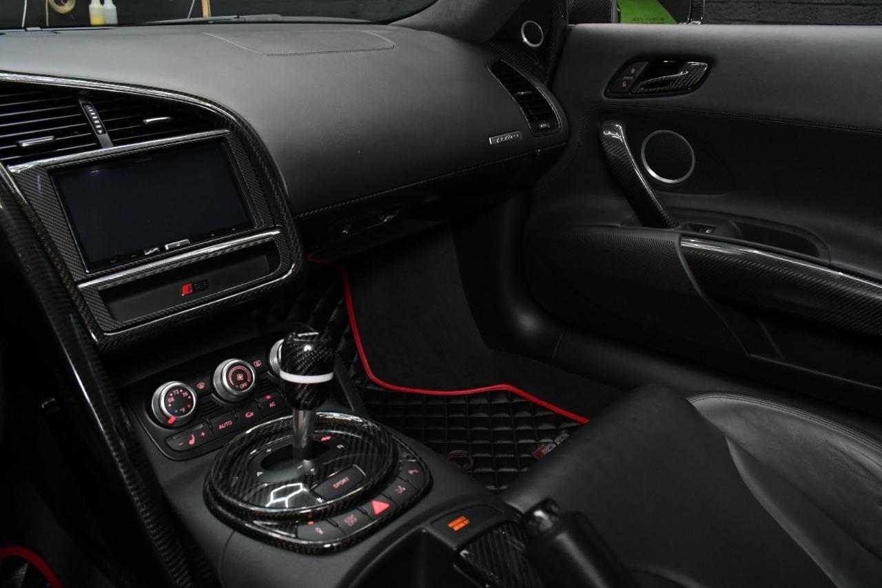 Audi R8 5.2 Coupe quattro with Auto R tronic 2010