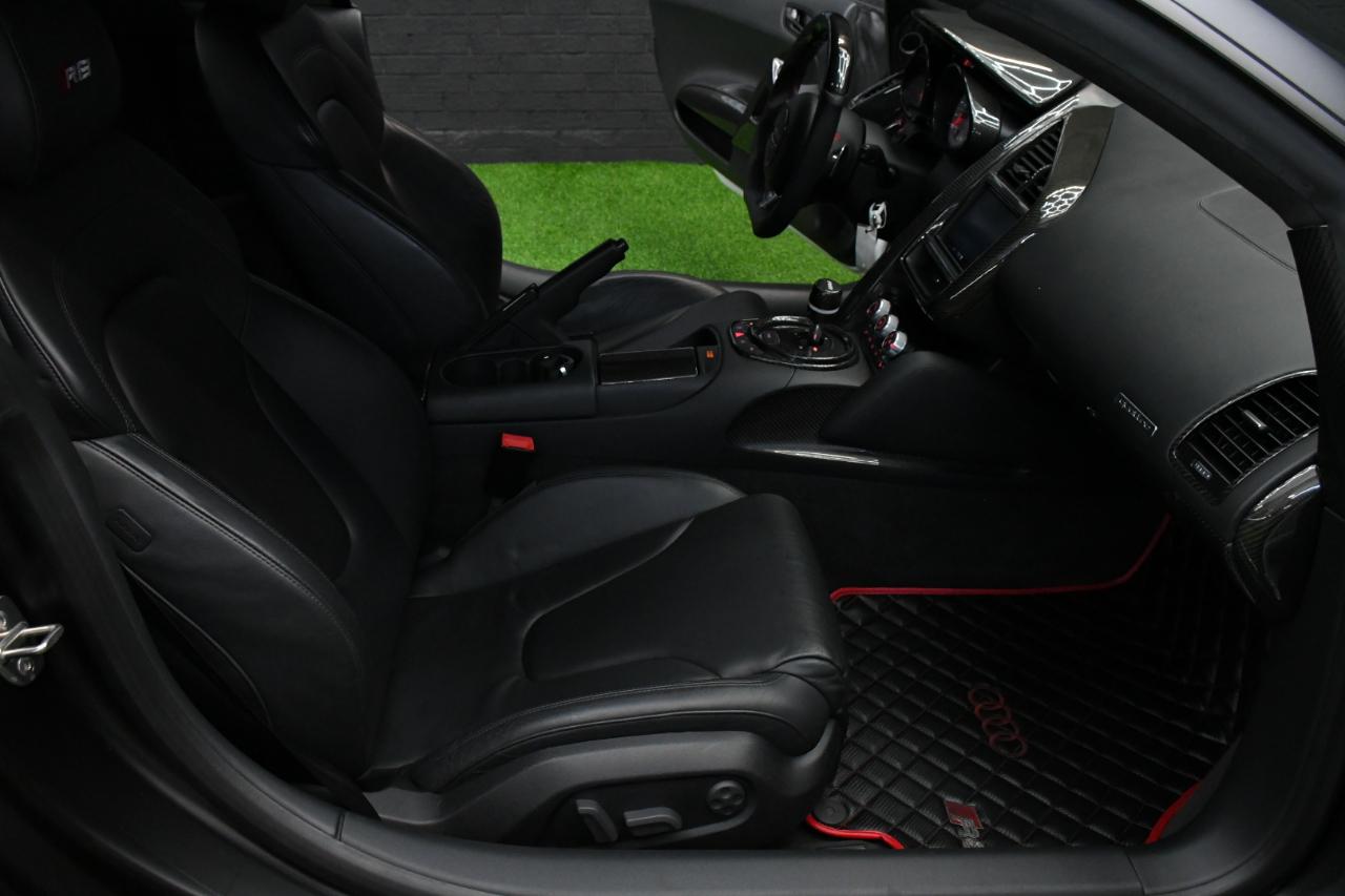 Audi R8 5.2 Coupe quattro with Auto R tronic 2010