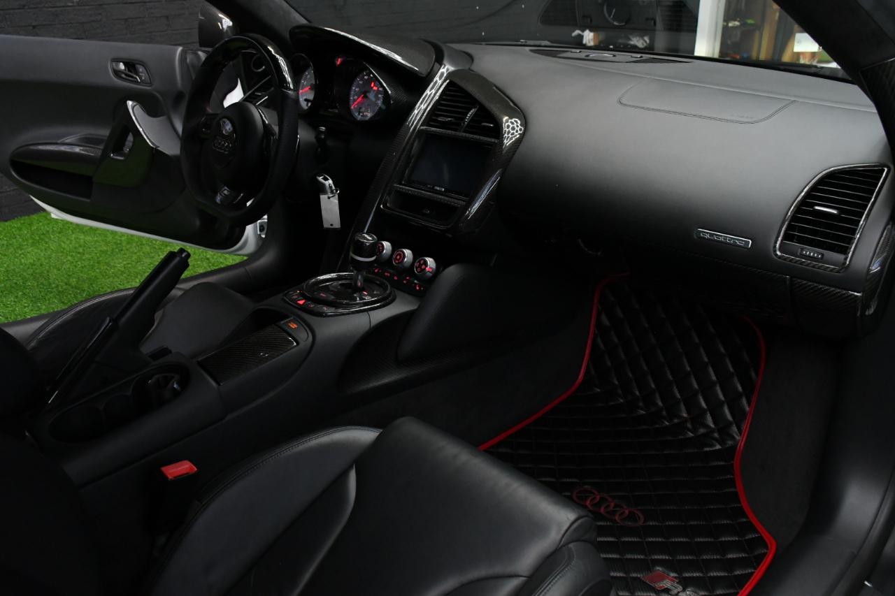 Audi R8 5.2 Coupe quattro with Auto R tronic 2010