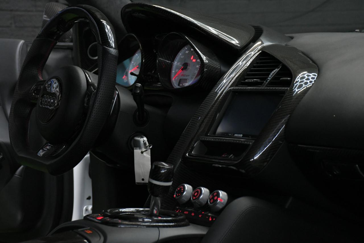 Audi R8 5.2 Coupe quattro with Auto R tronic 2010