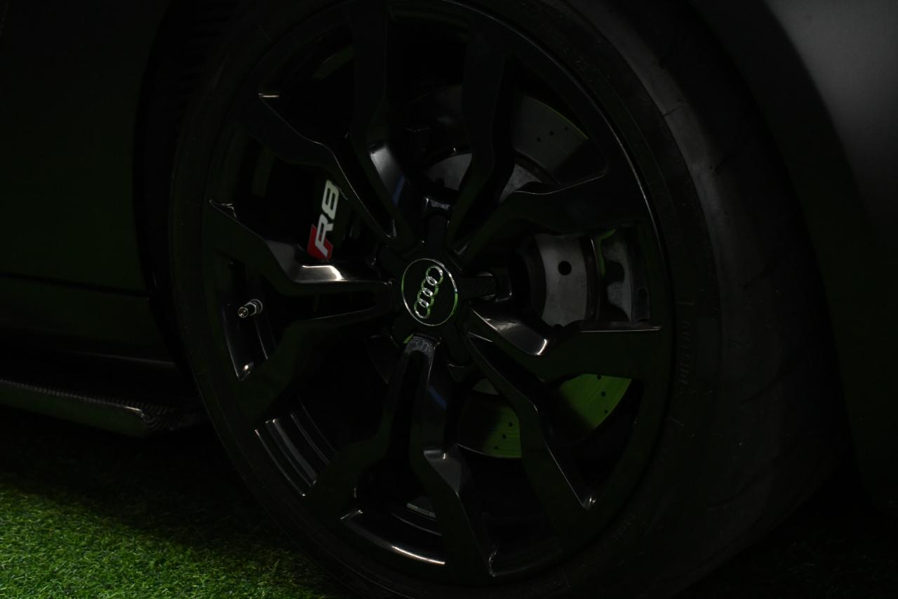 Audi R8 5.2 Coupe quattro with Auto R tronic 2010
