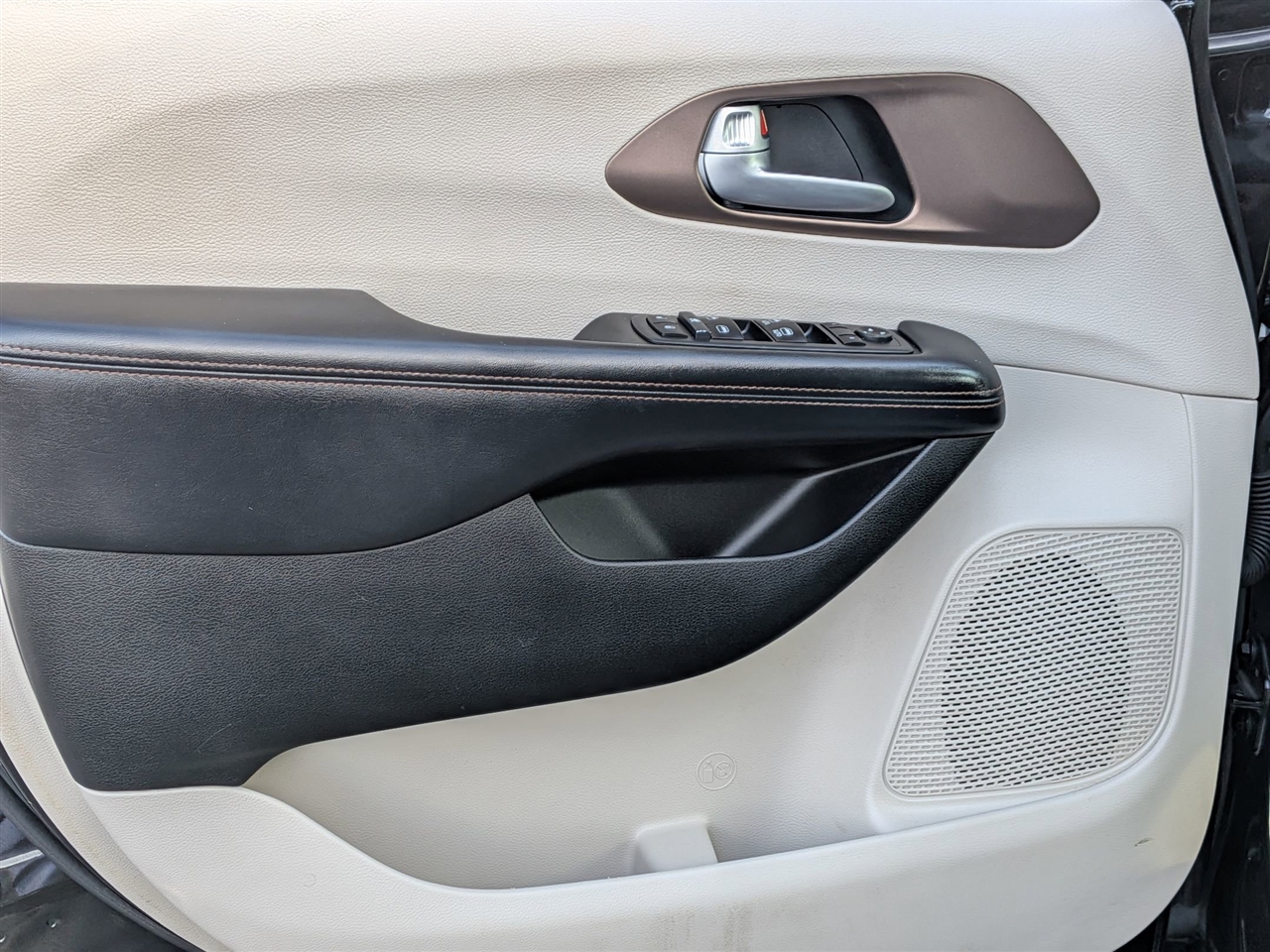 2018 Chrysler Pacifica Touring L photo 11