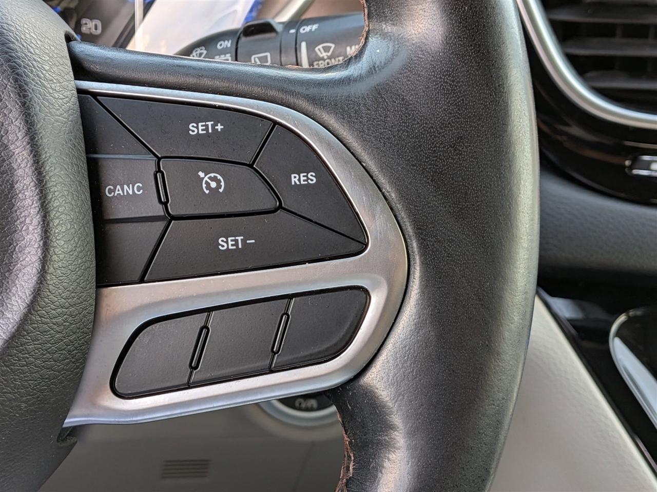 2018 Chrysler Pacifica Touring L photo 16