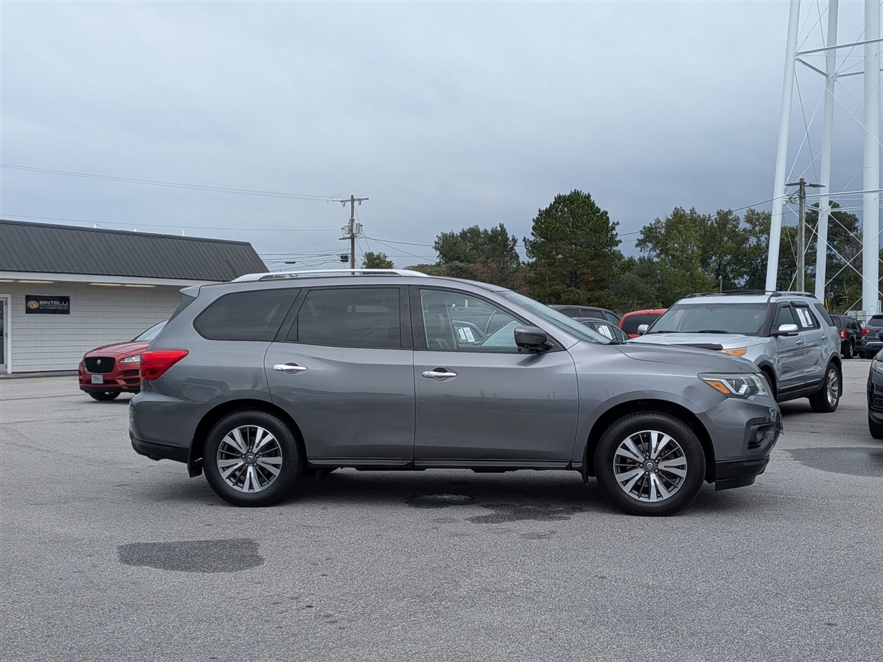 2017 Nissan Pathfinder SL photo 2