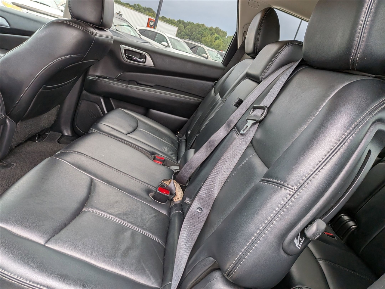 2017 Nissan Pathfinder SL photo 22