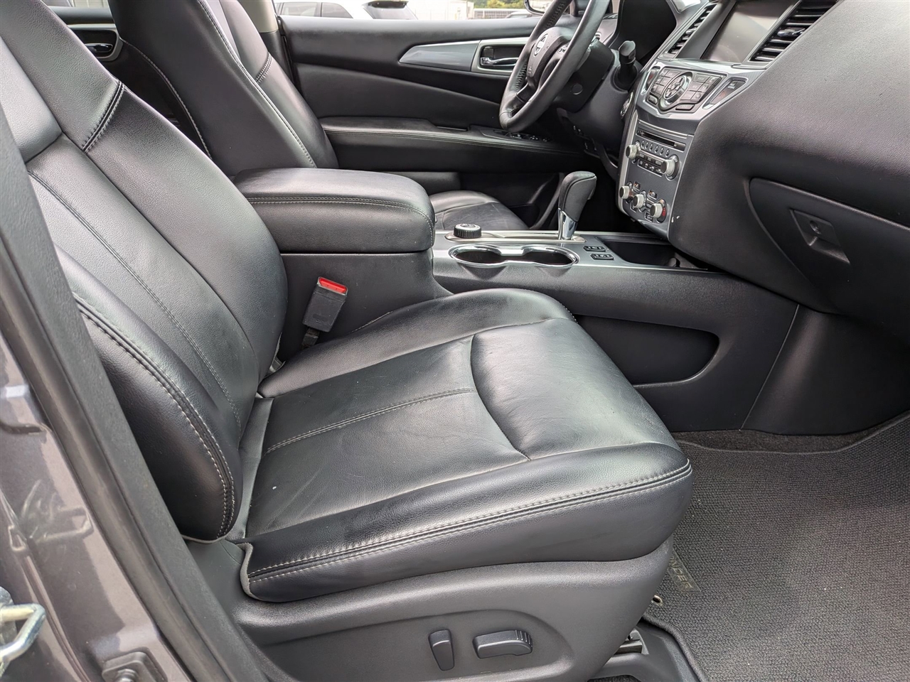 2017 Nissan Pathfinder SL photo 29