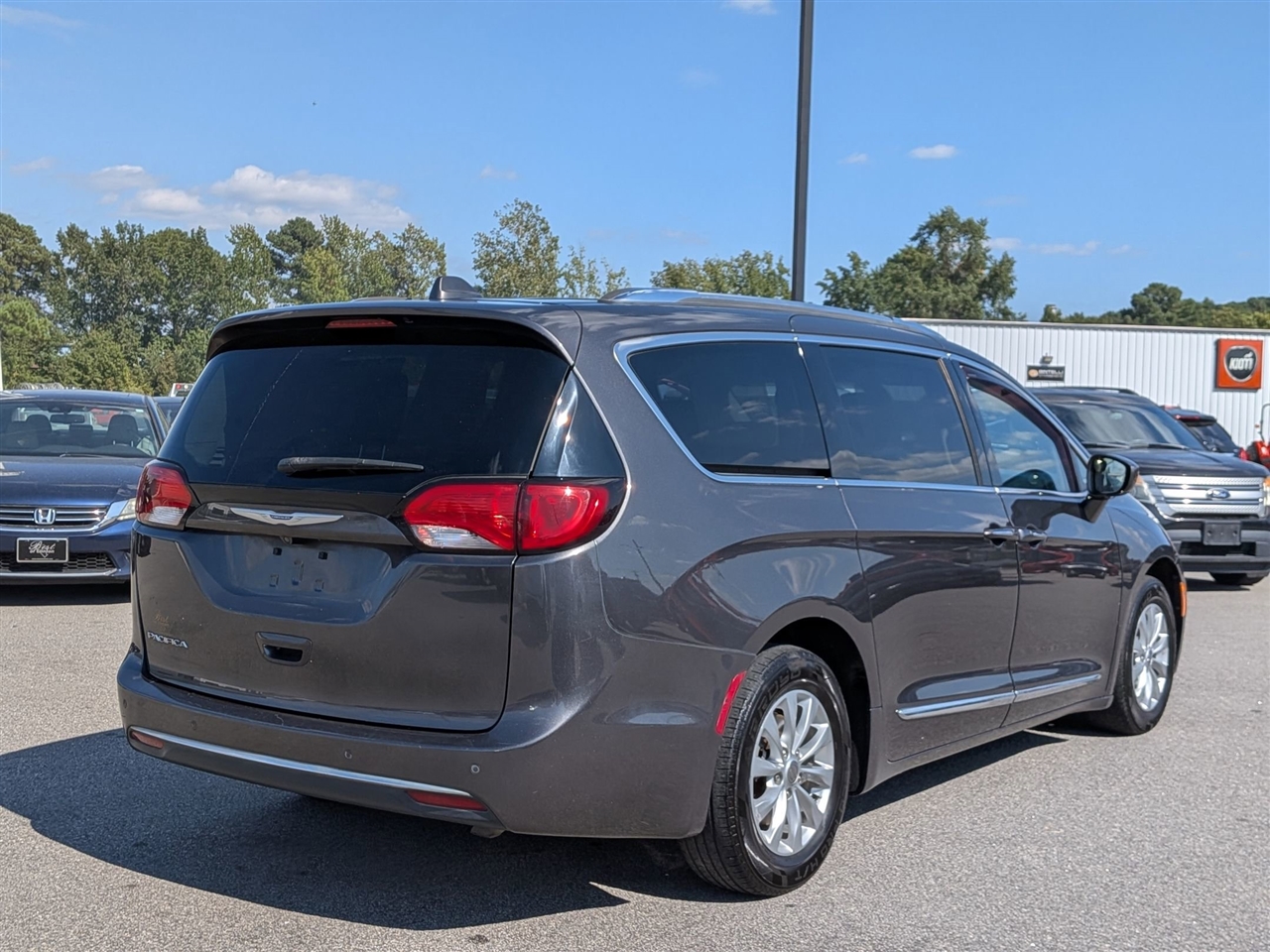 2019 Chrysler Pacifica Touring L photo 3