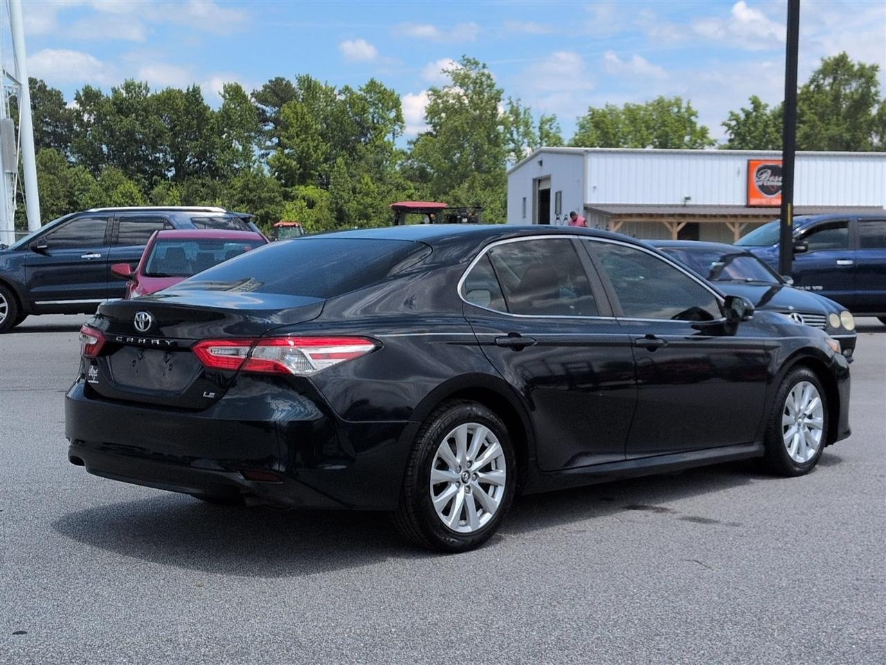 Toyota Camry 4dr Sdn LE Auto V6 2018
