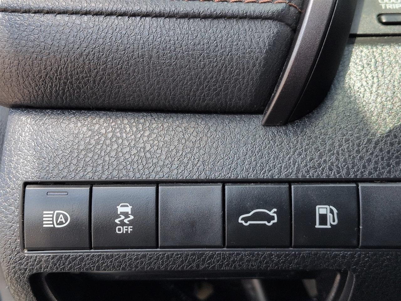 Toyota Camry 4dr Sdn LE Auto V6 2018