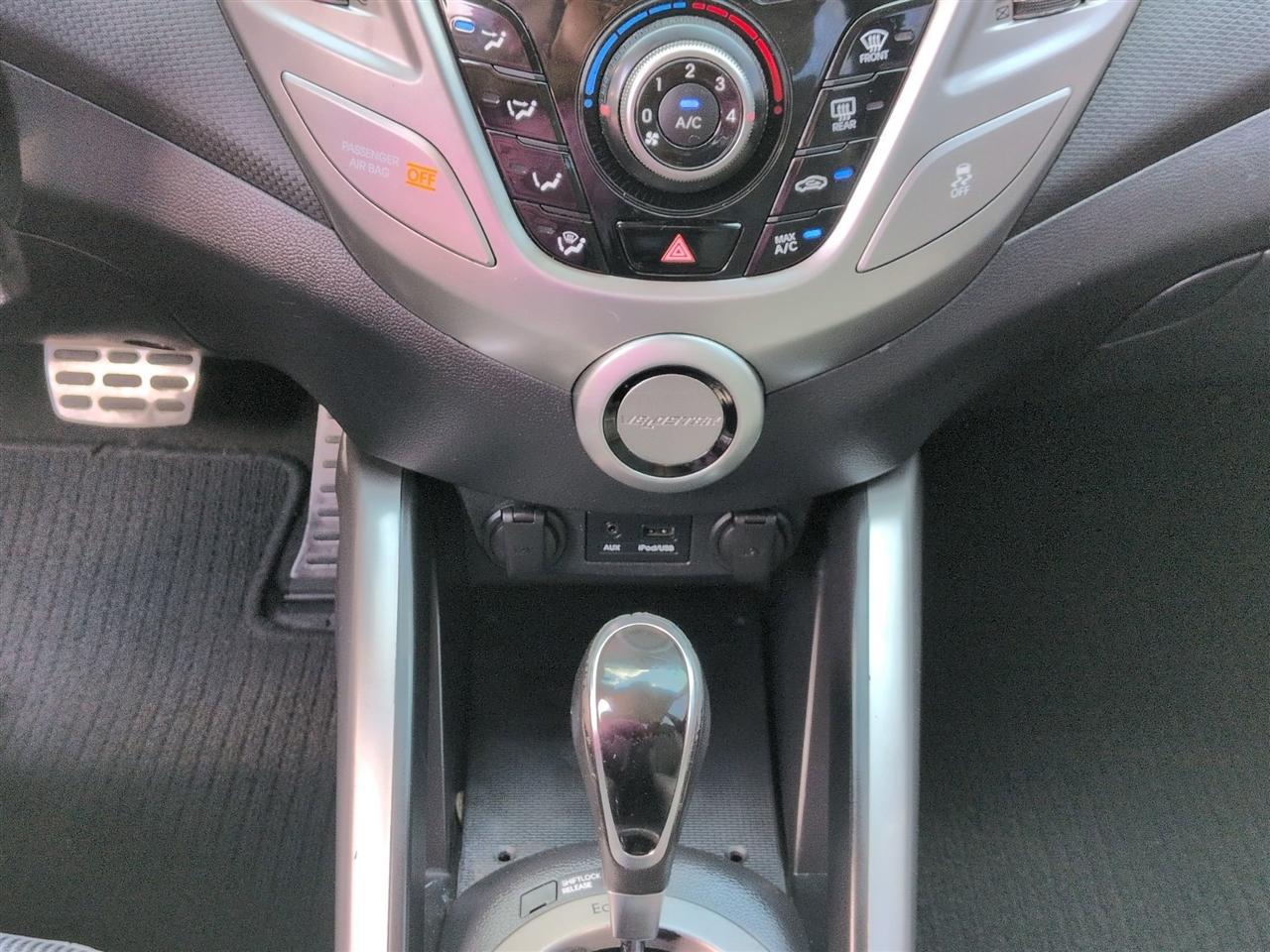 Hyundai Veloster 3dr Cpe Auto w/Gray Int 2014