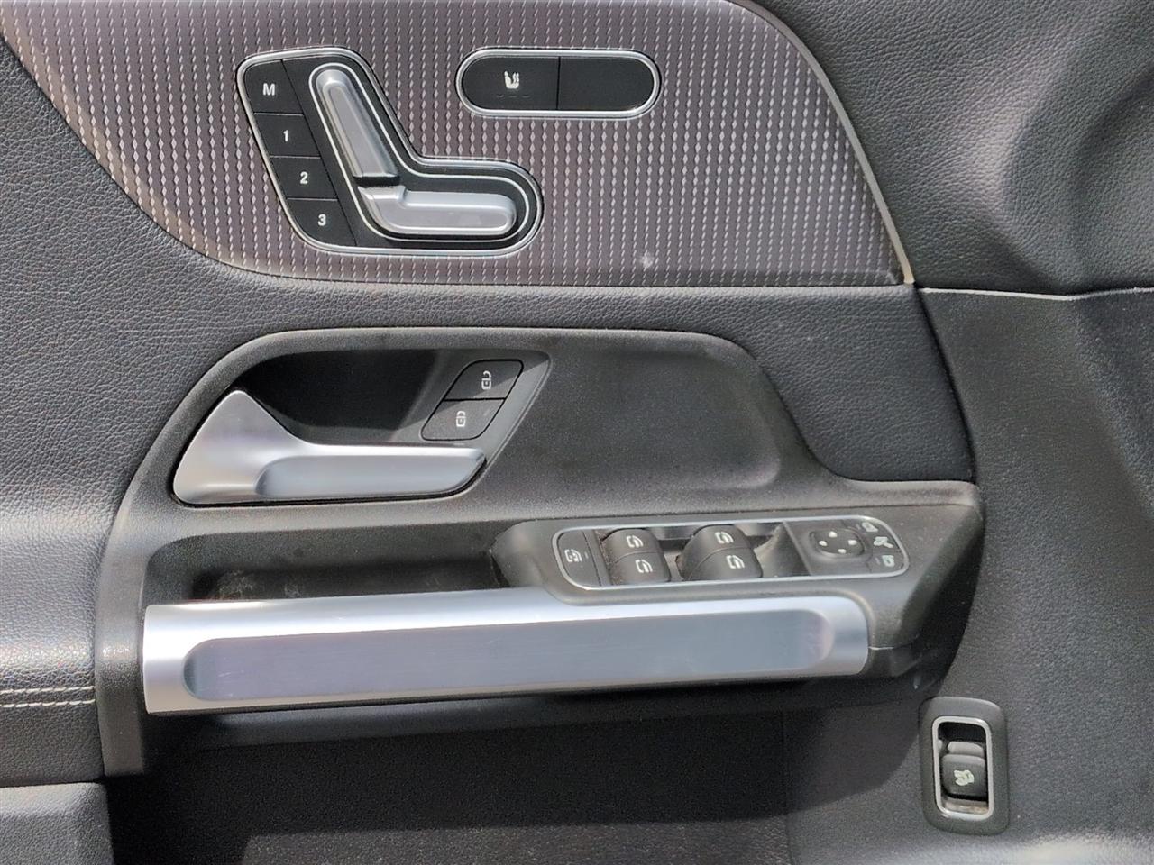 Mercedes-Benz GLB  2021