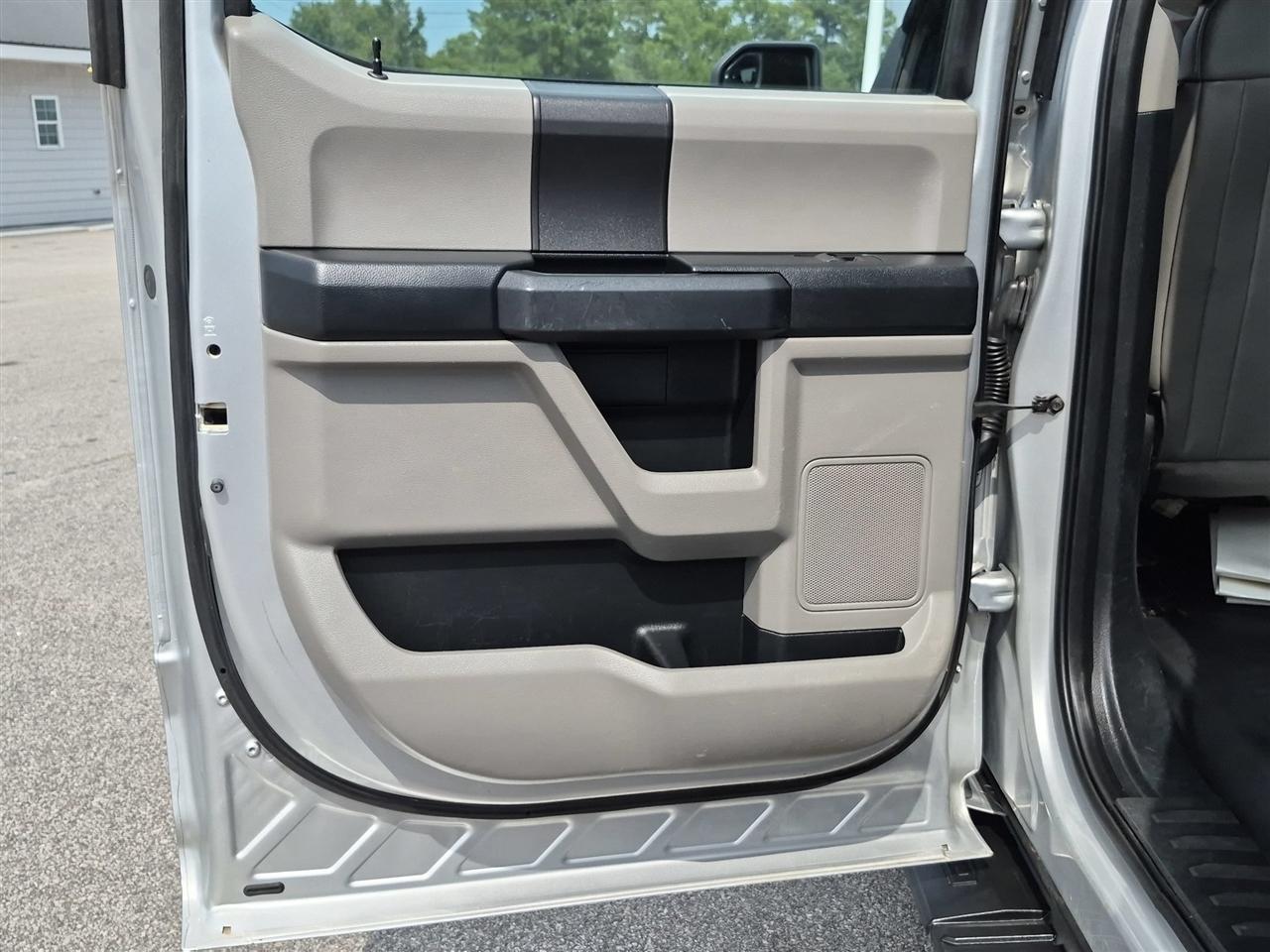 Ford F-150 4WD SuperCrew 145" XL 2017