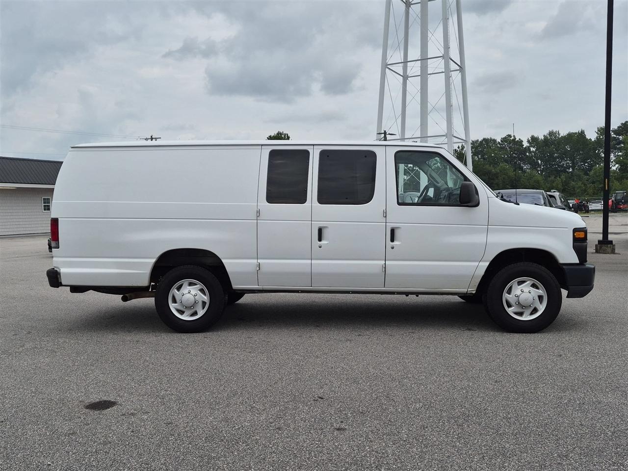 Ford Econoline Cargo Van E-350 Super 138" WB 2009
