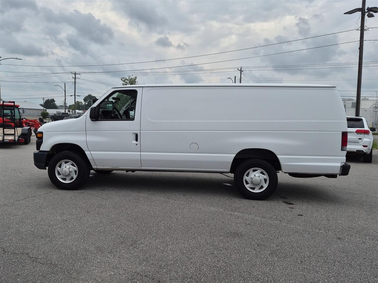 Ford Econoline Cargo Van E-350 Super 138" WB 2009