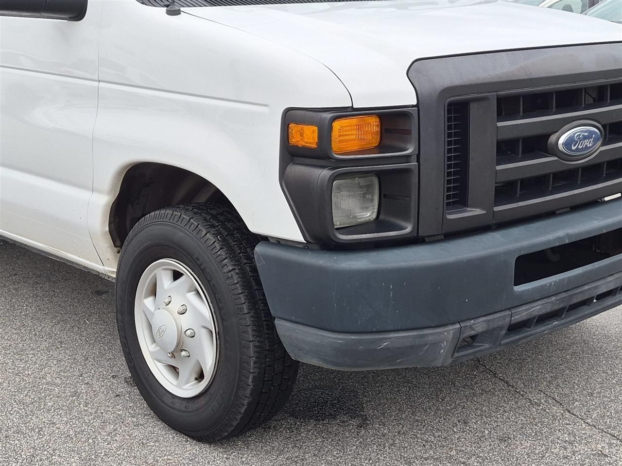 Ford Econoline Cargo Van E-350 Super 138" WB 2009