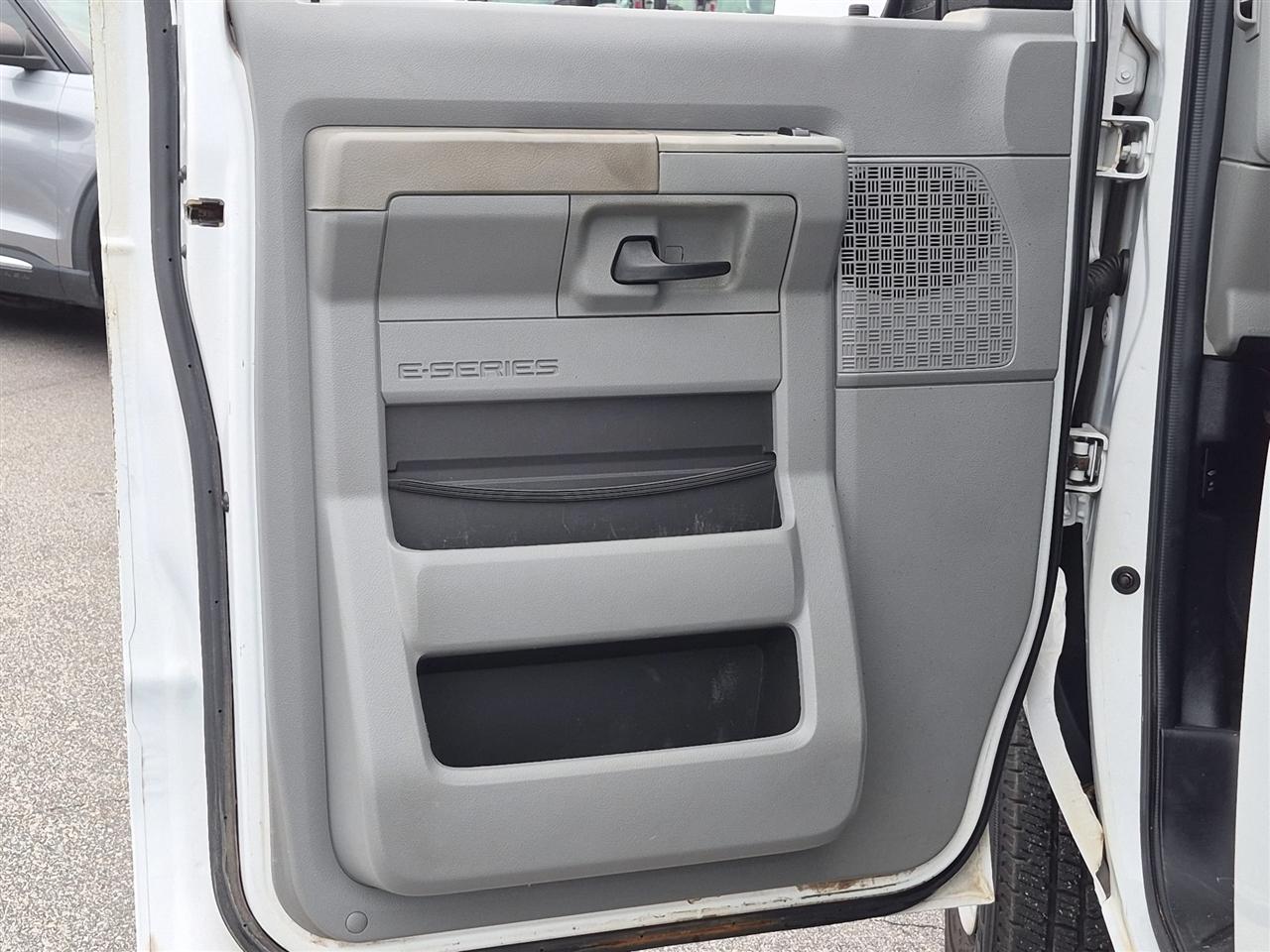 Ford Econoline Cargo Van E-350 Super 138" WB 2009