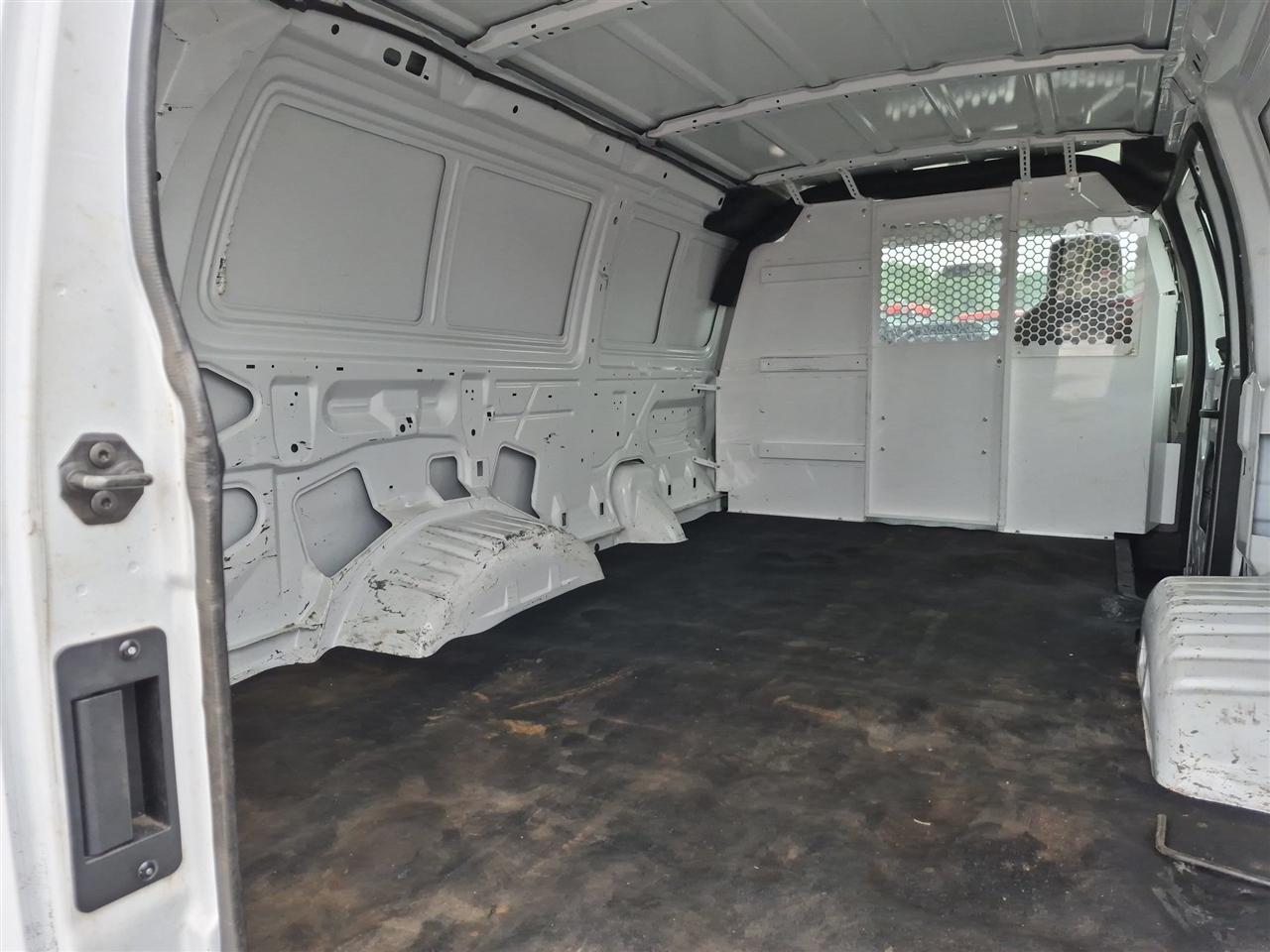 Ford Econoline Cargo Van E-350 Super 138" WB 2009