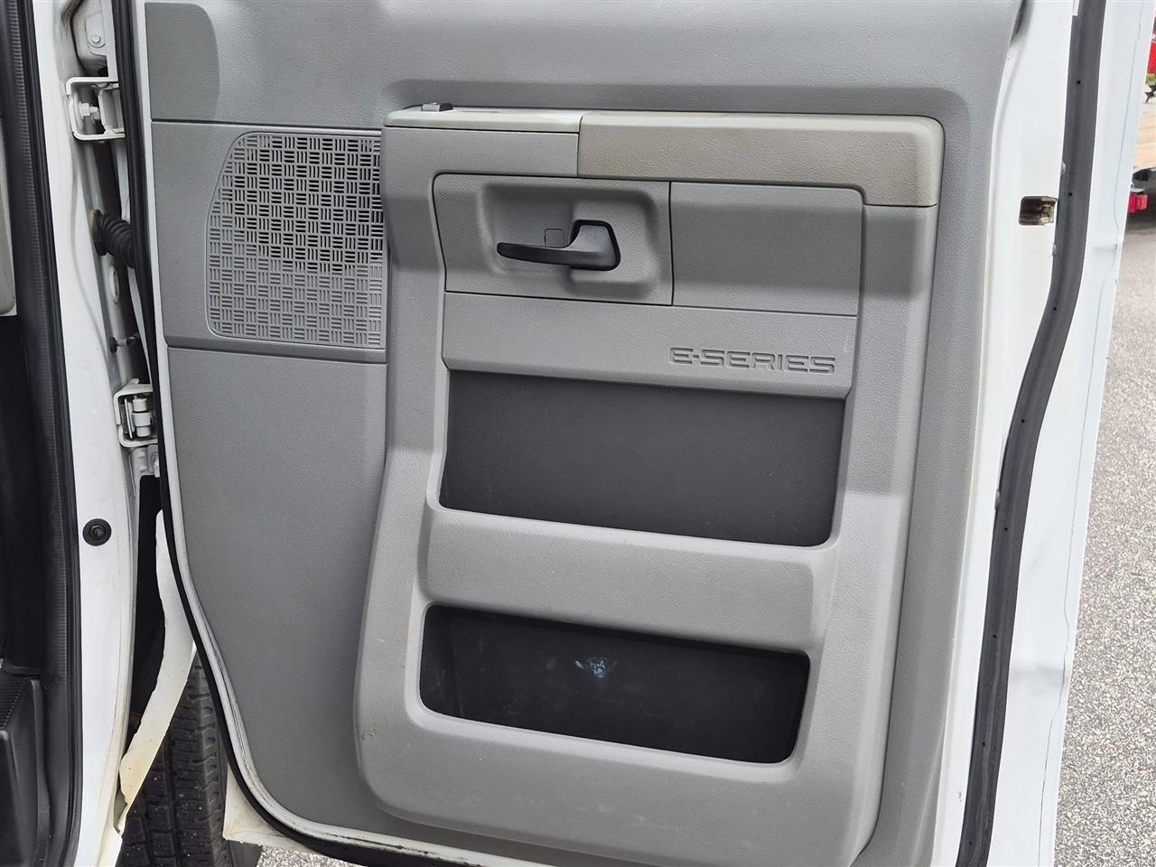 Ford Econoline Cargo Van E-350 Super 138" WB 2009