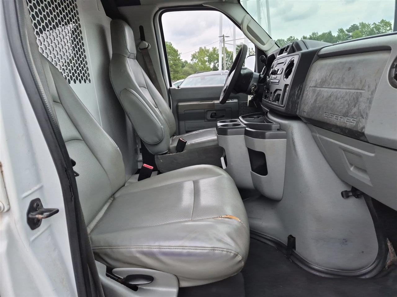 Ford Econoline Cargo Van E-350 Super 138" WB 2009