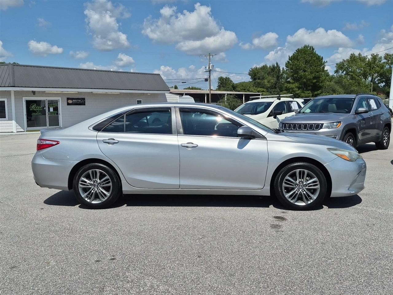 Toyota Camry 4dr Sdn I4 Auto SE (Natl) 2017