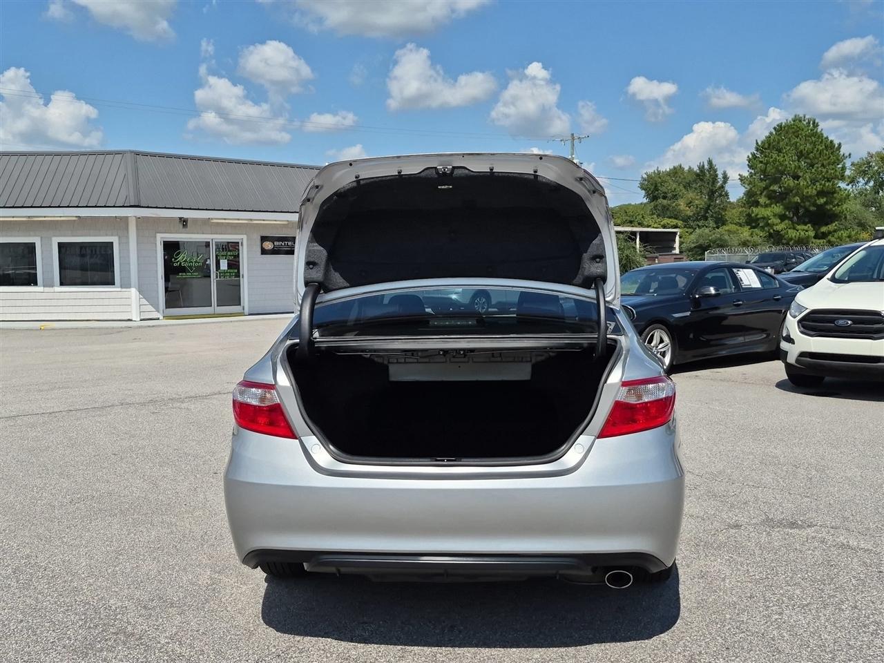 Toyota Camry 4dr Sdn I4 Auto SE (Natl) 2017