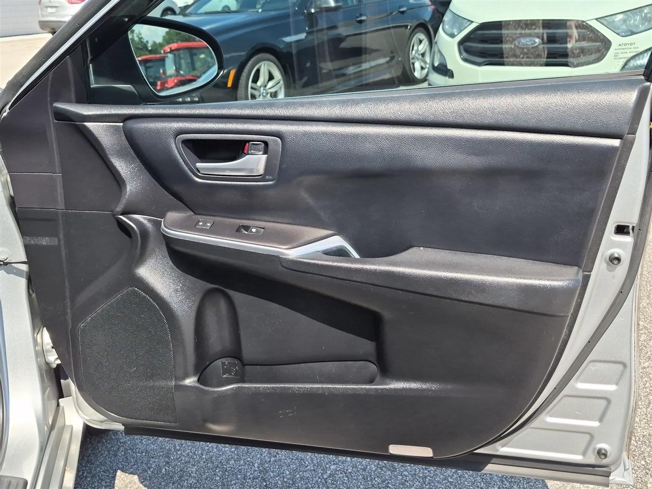 Toyota Camry 4dr Sdn I4 Auto SE (Natl) 2017