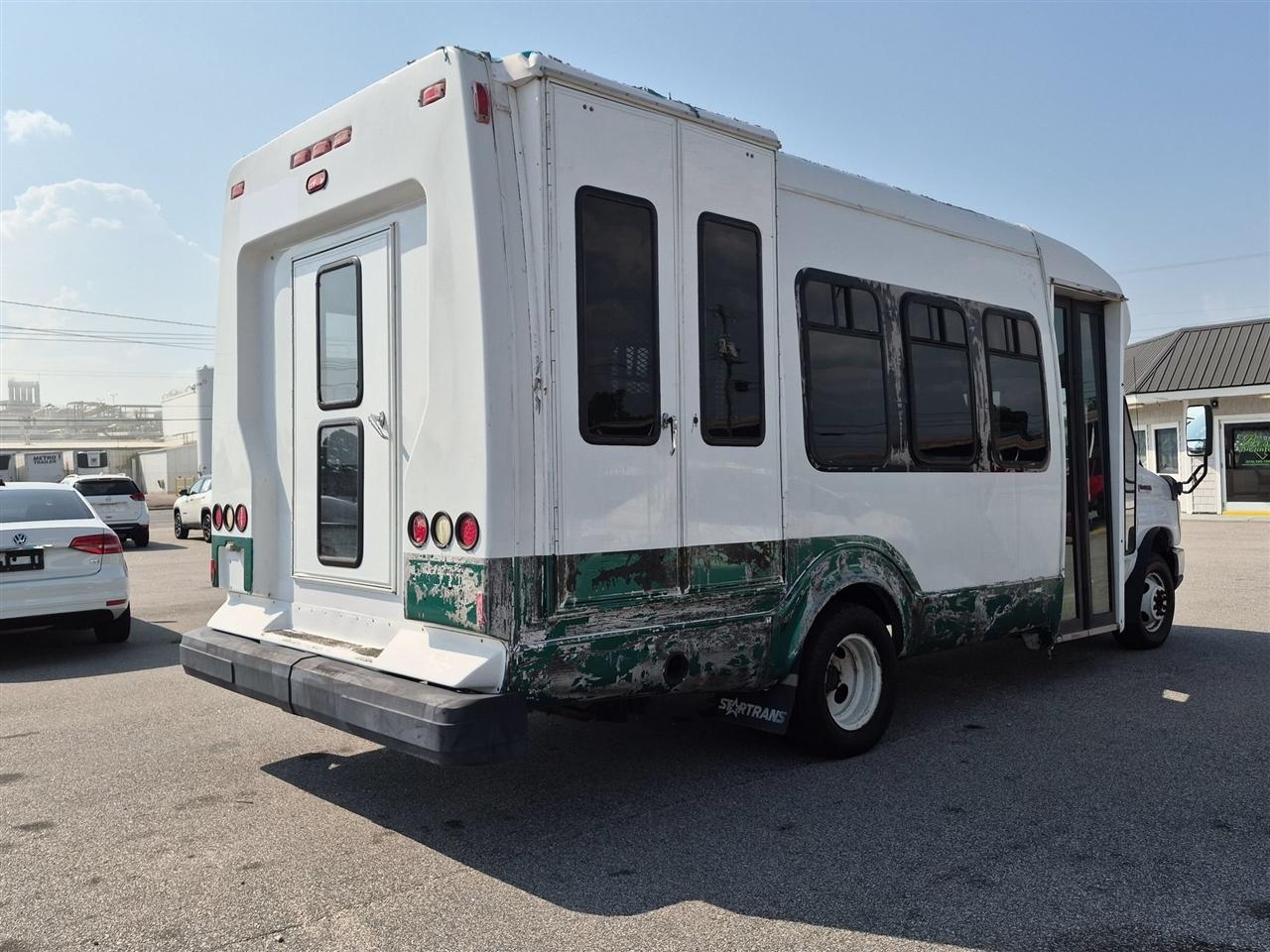 Ford Econoline Commercial Cutaway E-450 Super Duty 176" DRW 2012