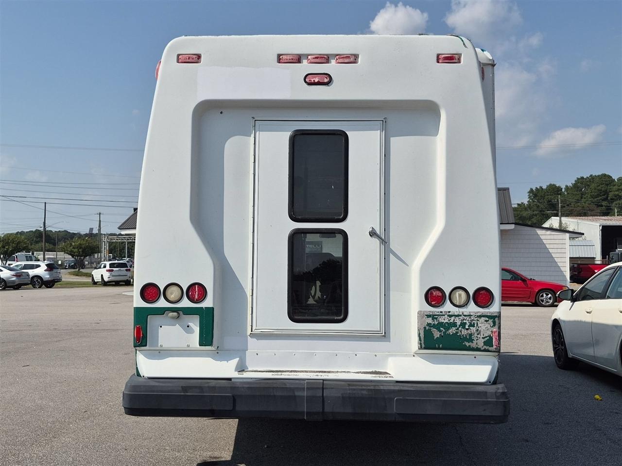 Ford Econoline Commercial Cutaway E-450 Super Duty 176" DRW 2012