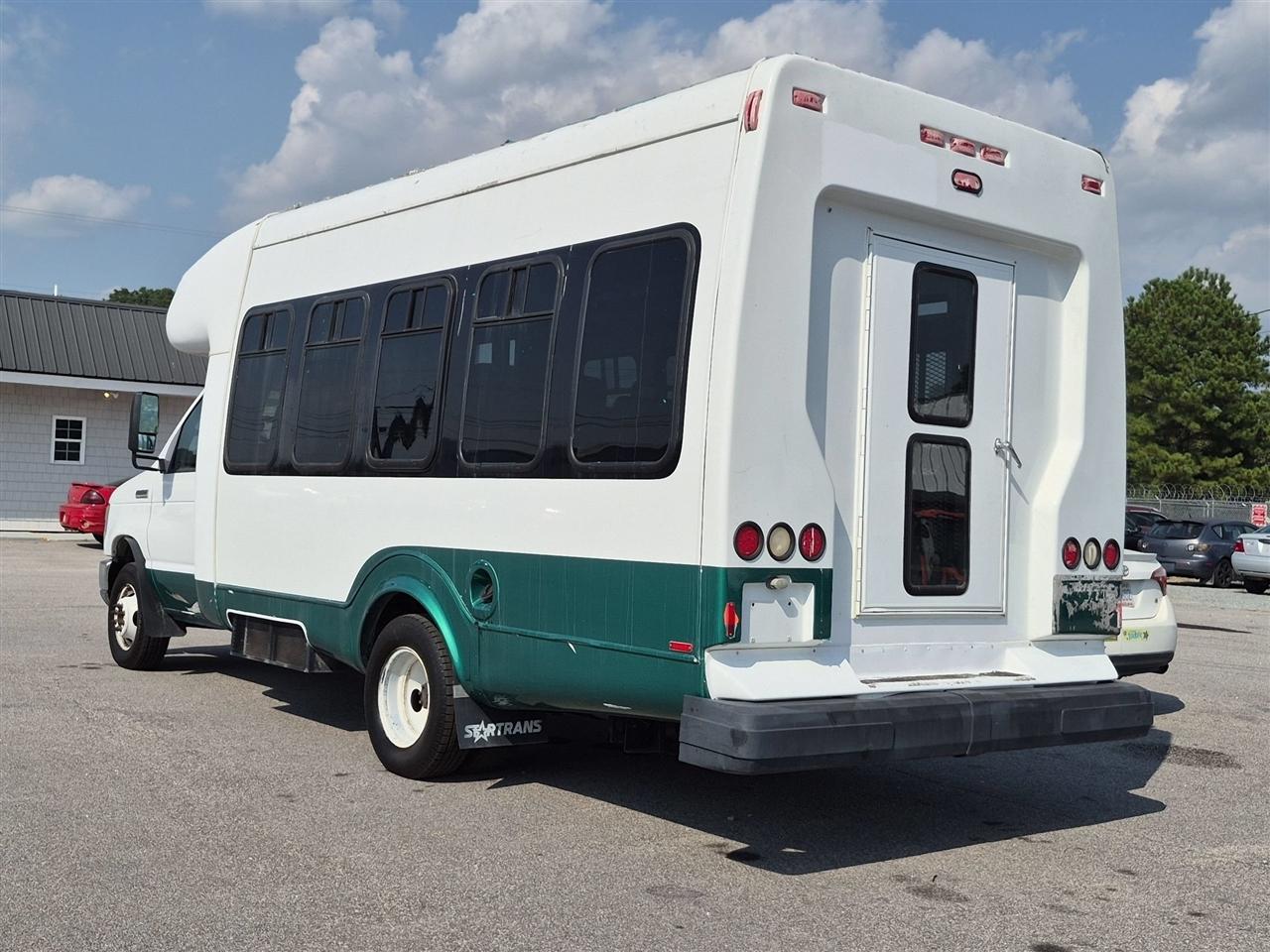 Ford Econoline Commercial Cutaway E-450 Super Duty 176" DRW 2012