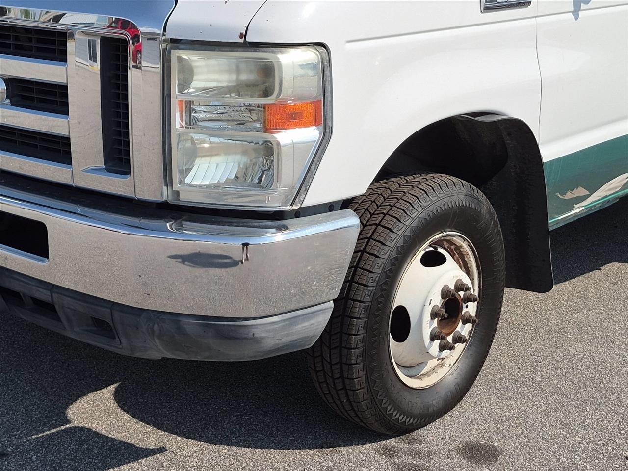 Ford Econoline Commercial Cutaway E-450 Super Duty 176" DRW 2012